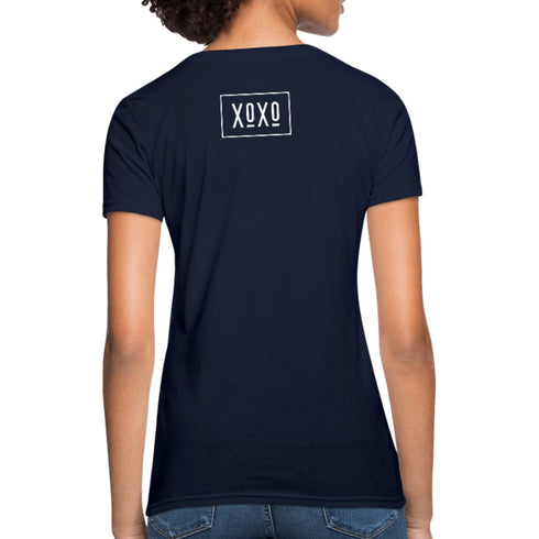 T-shirt graphique XOXO pour femme, style classique blanc à bordure, avec texte imprimé