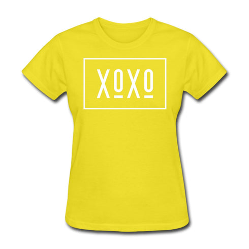 T-shirt graphique XOXO pour femme, style classique blanc à bordure, avec texte imprimé
